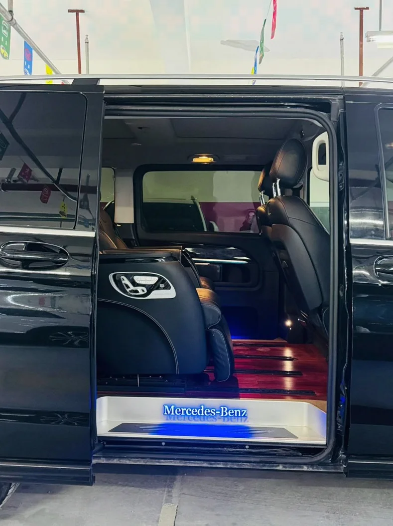 奔驰V 内饰后排