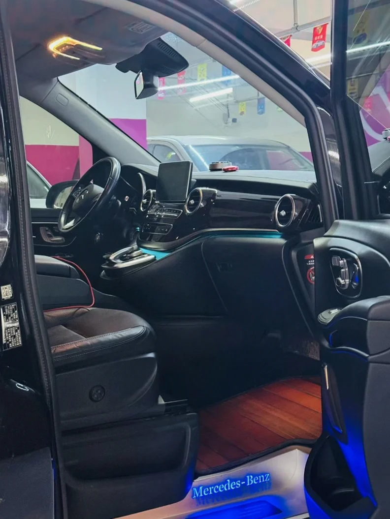 奔驰V 内饰前排