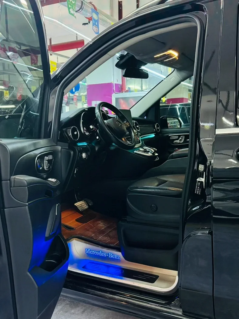 奔驰V 后面外观二