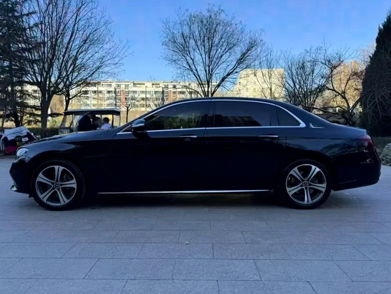 奔驰E 后面外观一