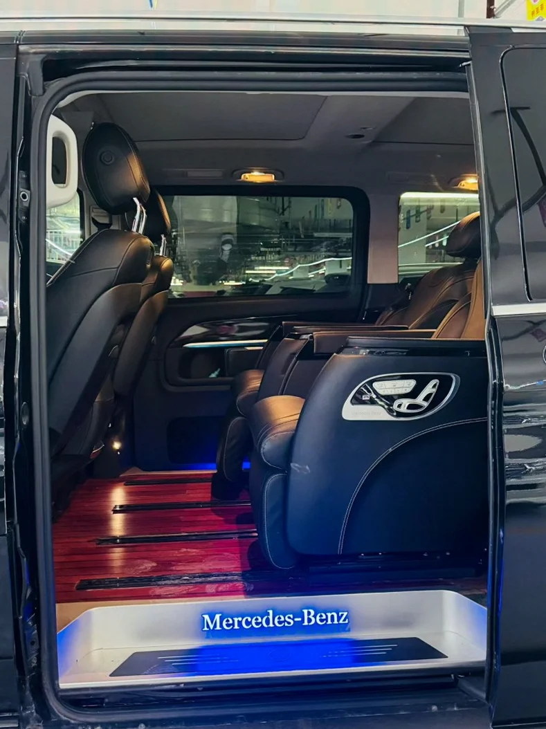 奔驰V 驾驶室