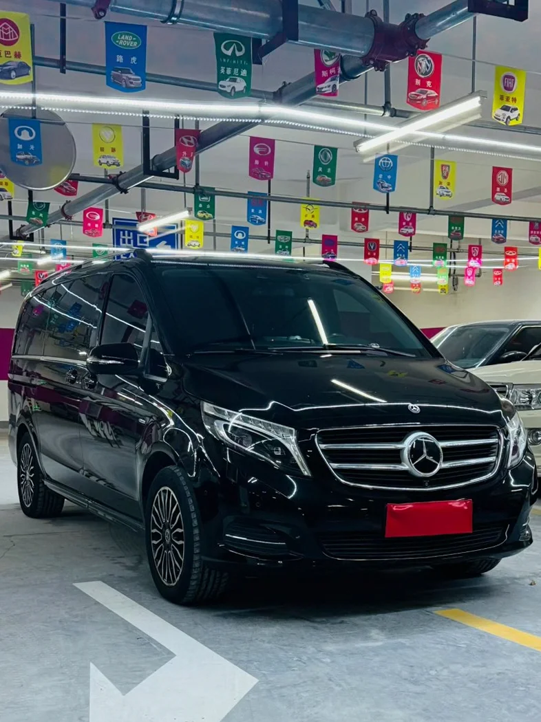 奔驰V 正面外观二