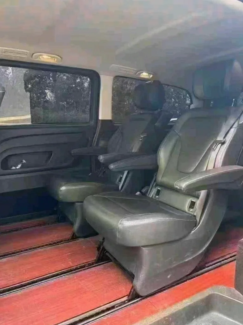 奔驰威霆 后面外观一