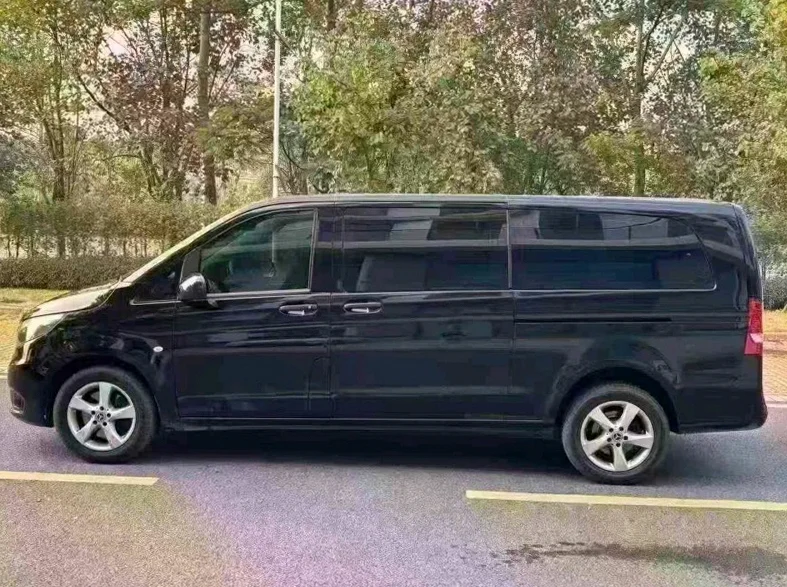 奔驰威霆 内饰后排