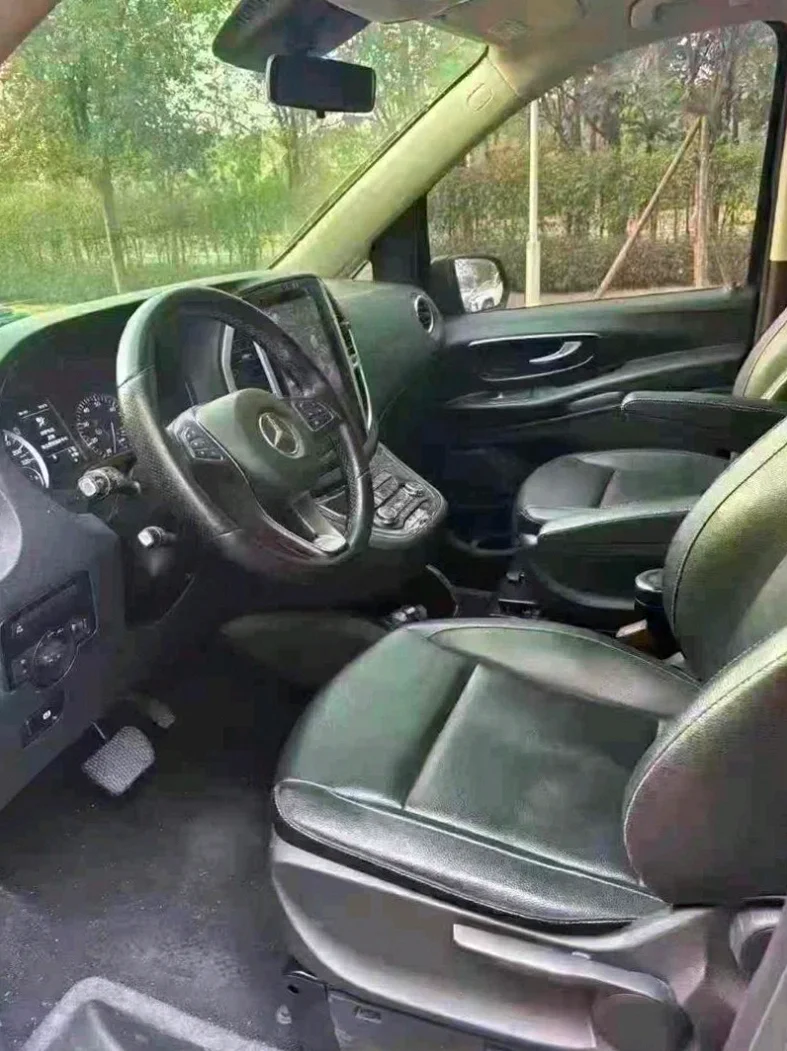 奔驰威霆 后面外观三