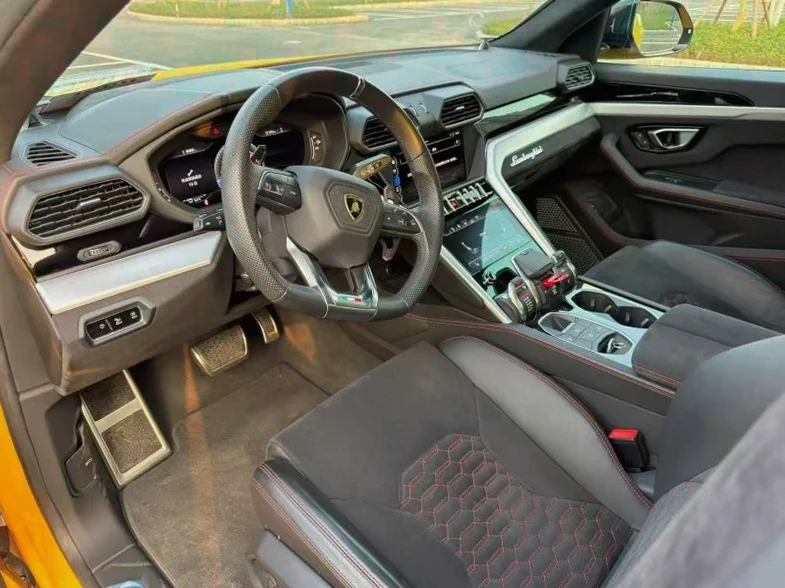 兰博基尼Urus 后面外观一