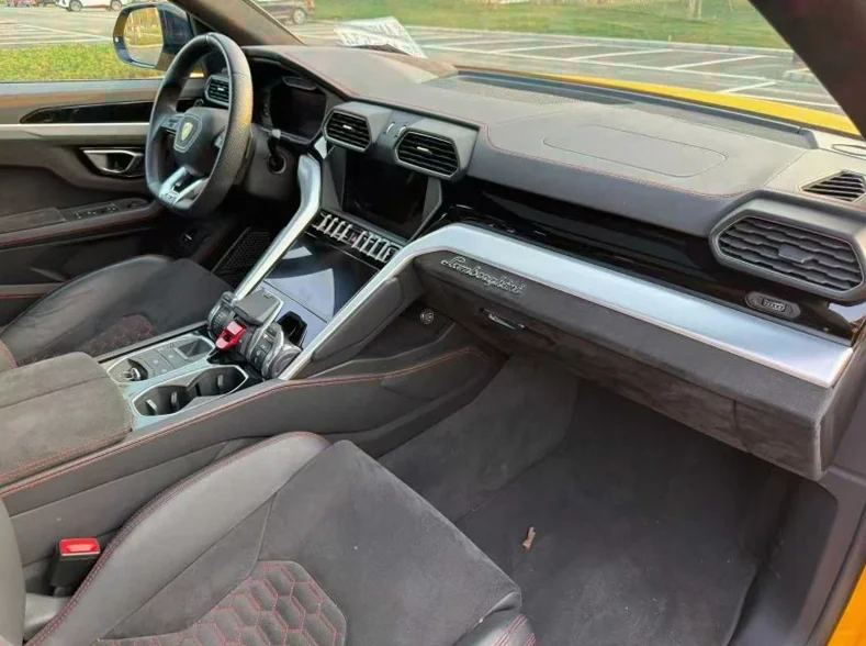 兰博基尼Urus 内饰前排