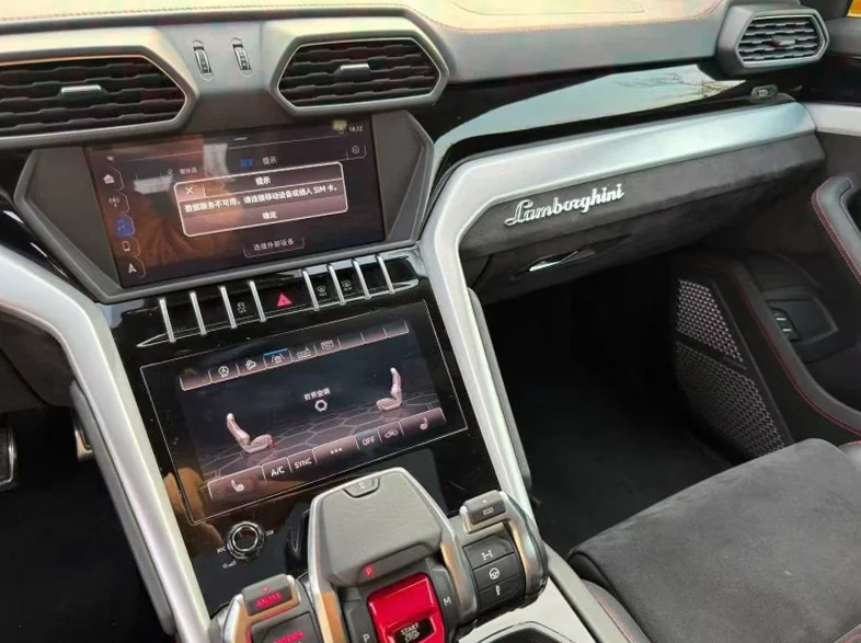 兰博基尼Urus 内饰后排