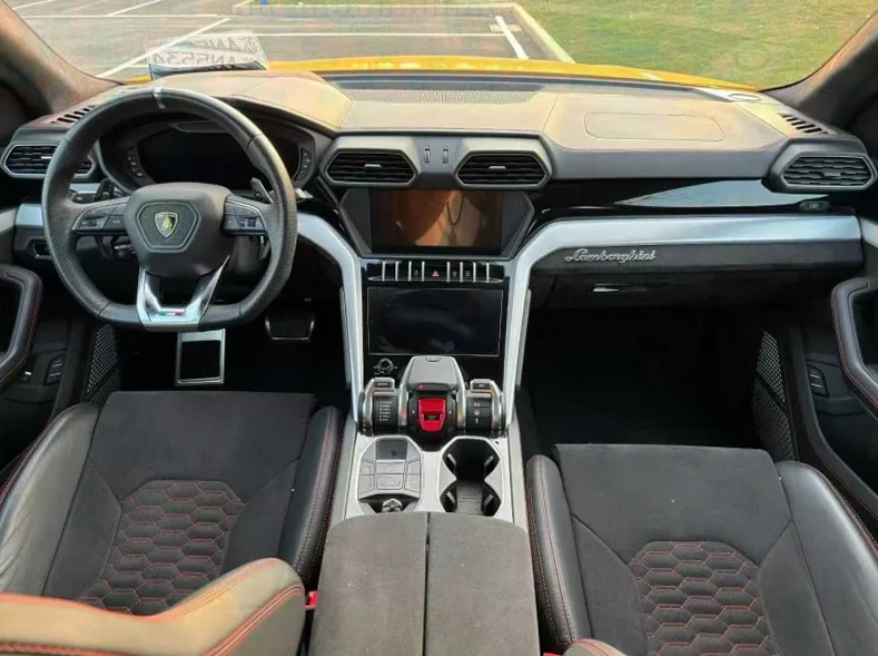 兰博基尼Urus 驾驶室