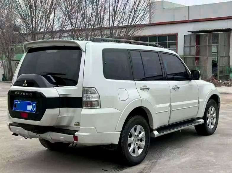 三菱帕杰罗 内饰后排