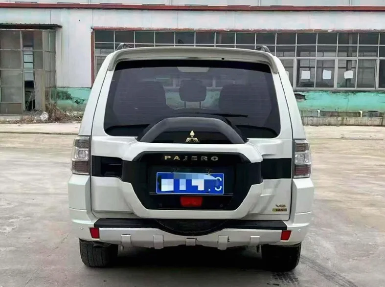 三菱帕杰罗 驾驶室