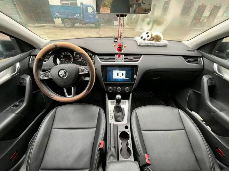 斯柯达明锐 驾驶室