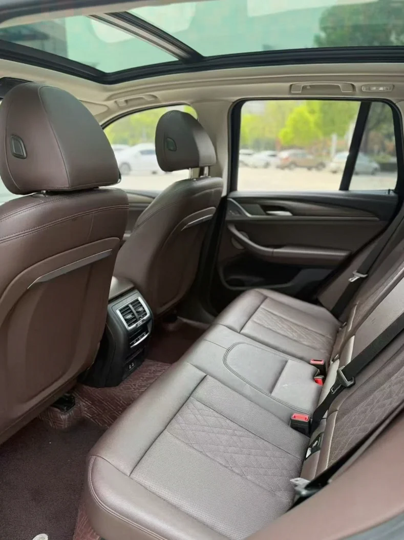 宝马X3 后面外观二