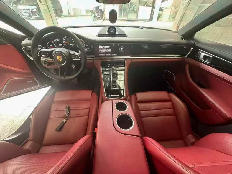 保时捷帕拉梅拉 后面外观一