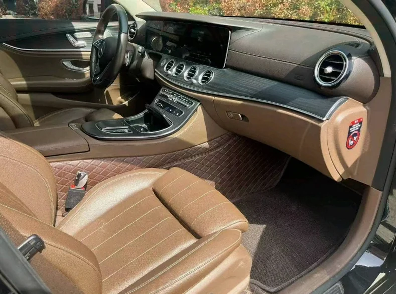 奔驰E 内饰前排