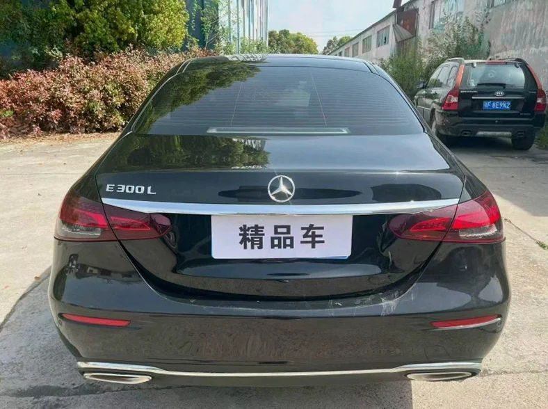 奔驰E 后面外观一