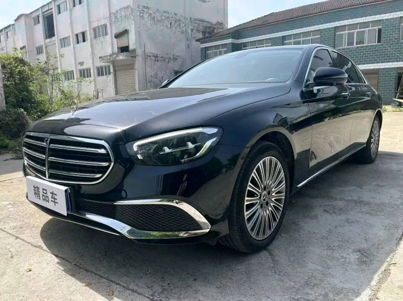 奔驰E 正面外观二