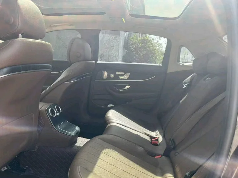 奔驰E 内饰后排