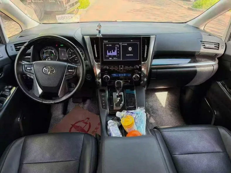 丰田威尔法 后面外观二