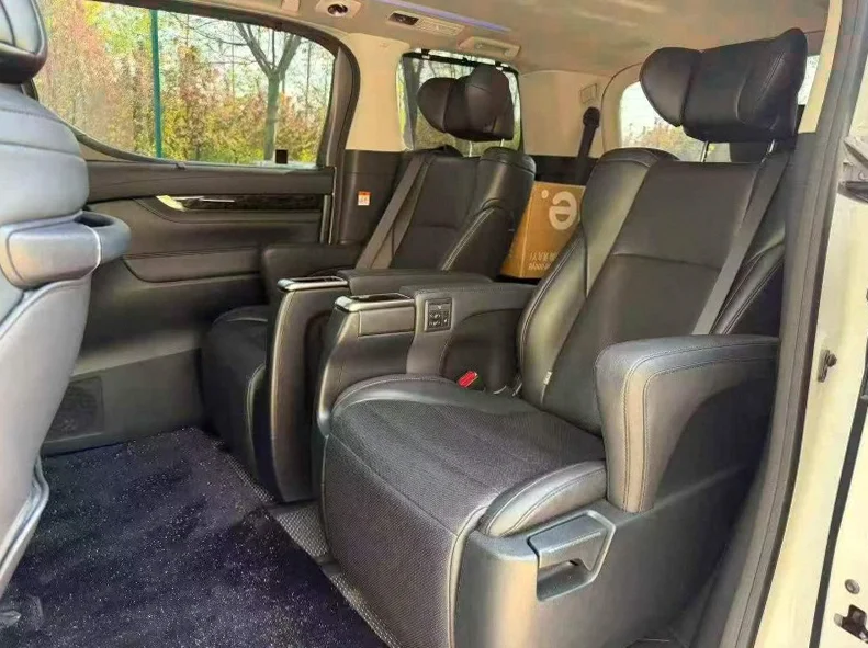 丰田威尔法 后面外观三