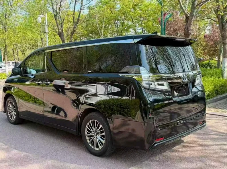 丰田威尔法 驾驶室