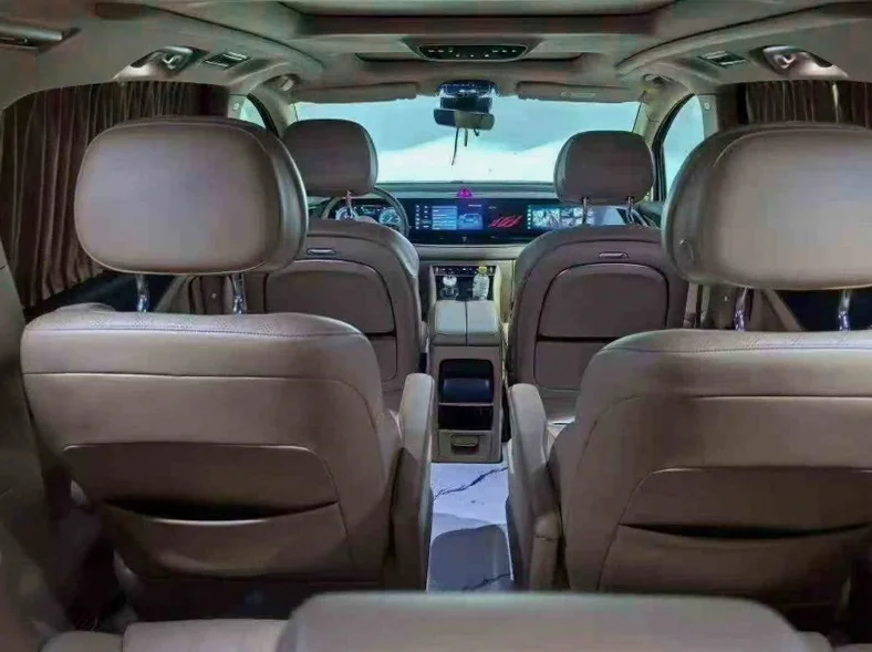 岚图汽车梦想家 后面外观二