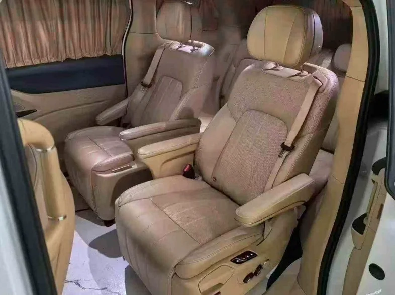 岚图汽车梦想家 后面外观一