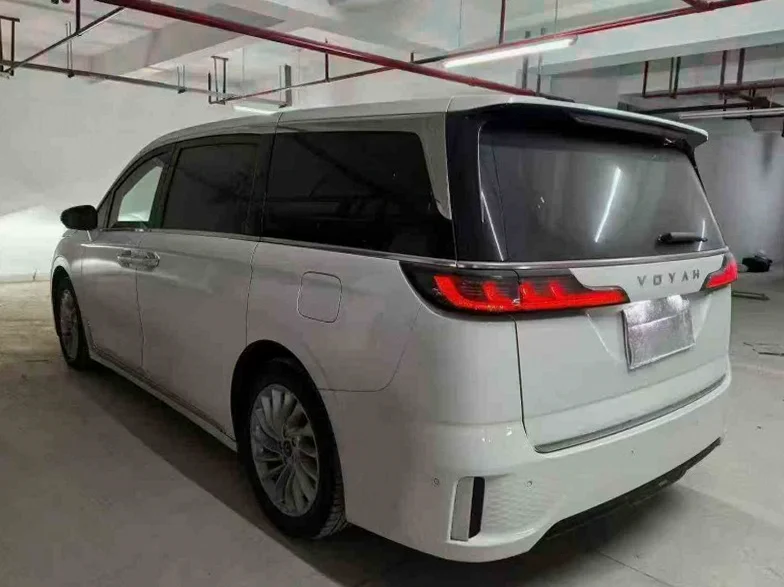 岚图汽车梦想家 内饰后排