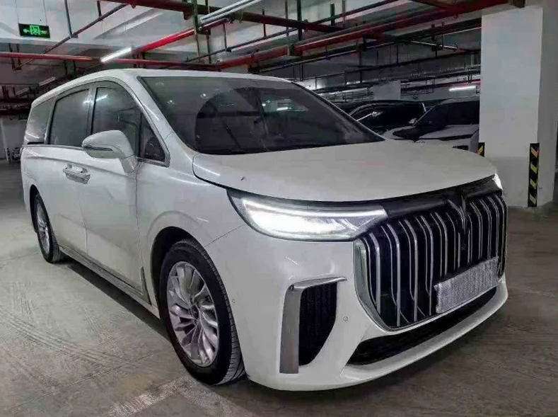 岚图汽车梦想家 正面外观二