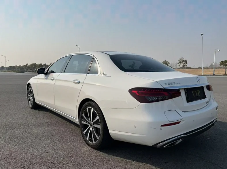 奔驰E 内饰后排