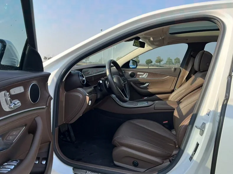 奔驰E 正面外观三