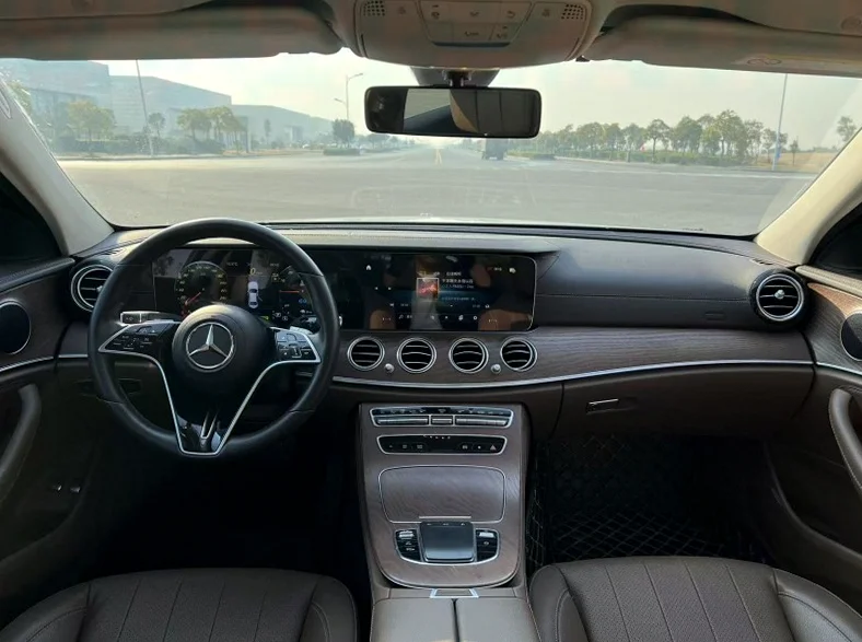 奔驰E 后面外观二