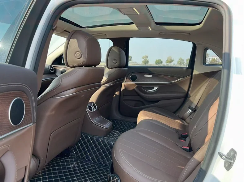 奔驰E 后面外观三