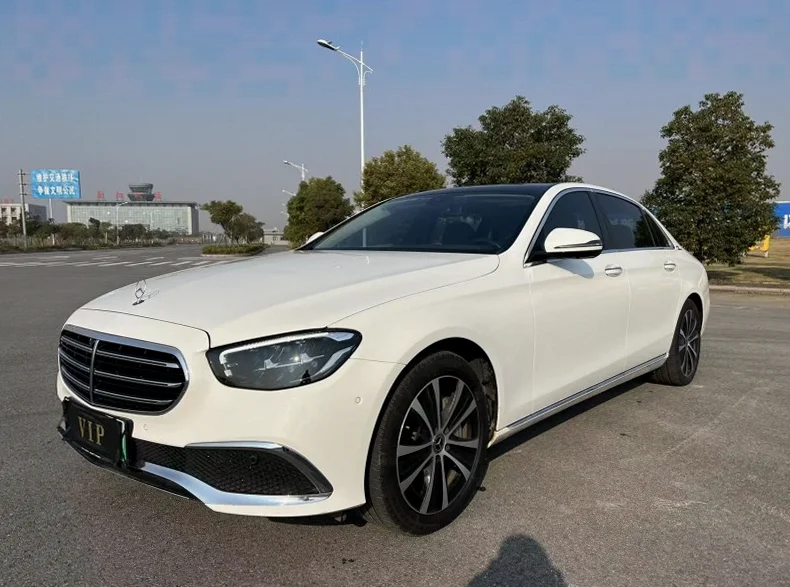 奔驰E 后面外观一