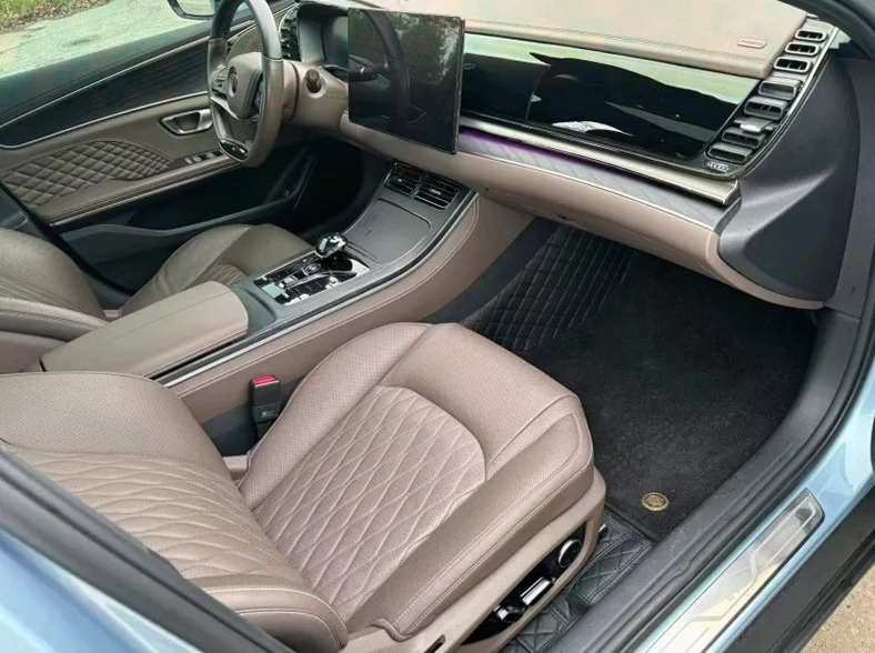 比亚迪汉 驾驶室