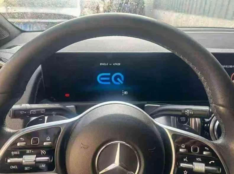 奔驰EQB 正面外观三