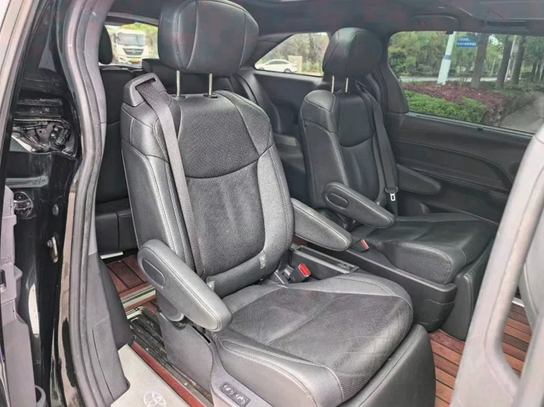 丰田塞纳 后面外观一