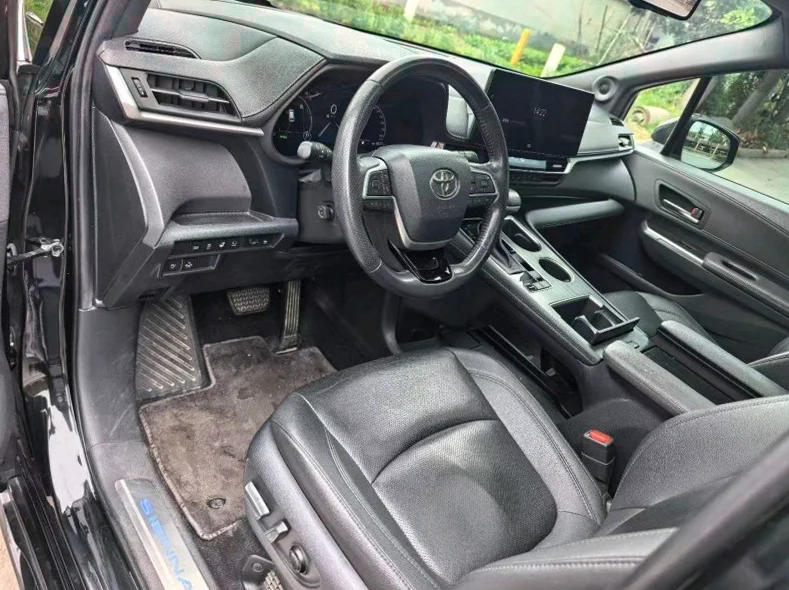 丰田塞纳 内饰后排