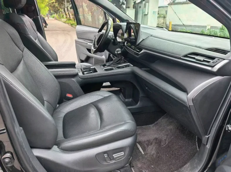 丰田塞纳 后面外观二