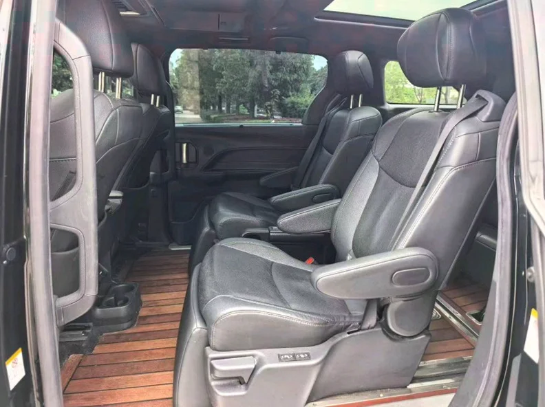 丰田塞纳 内饰前排