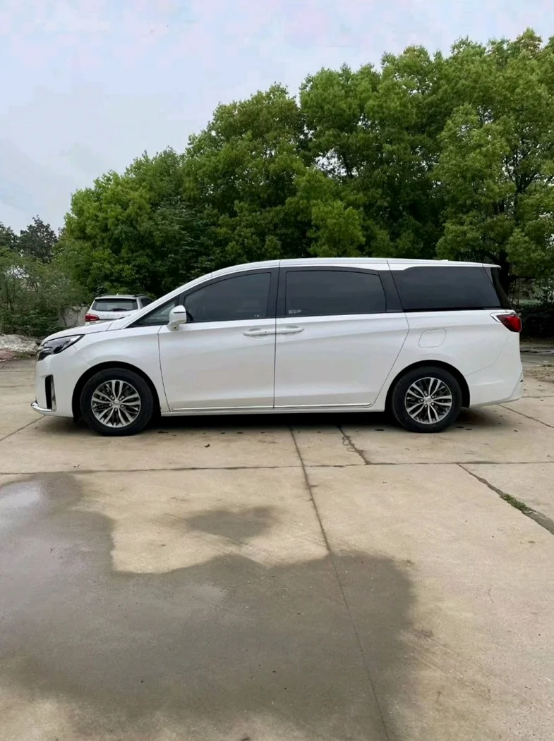 别克GL8 后面外观三