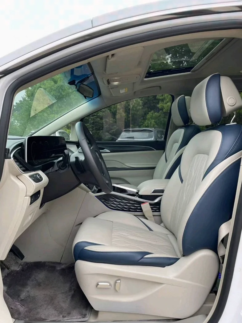 别克GL8 后面外观一