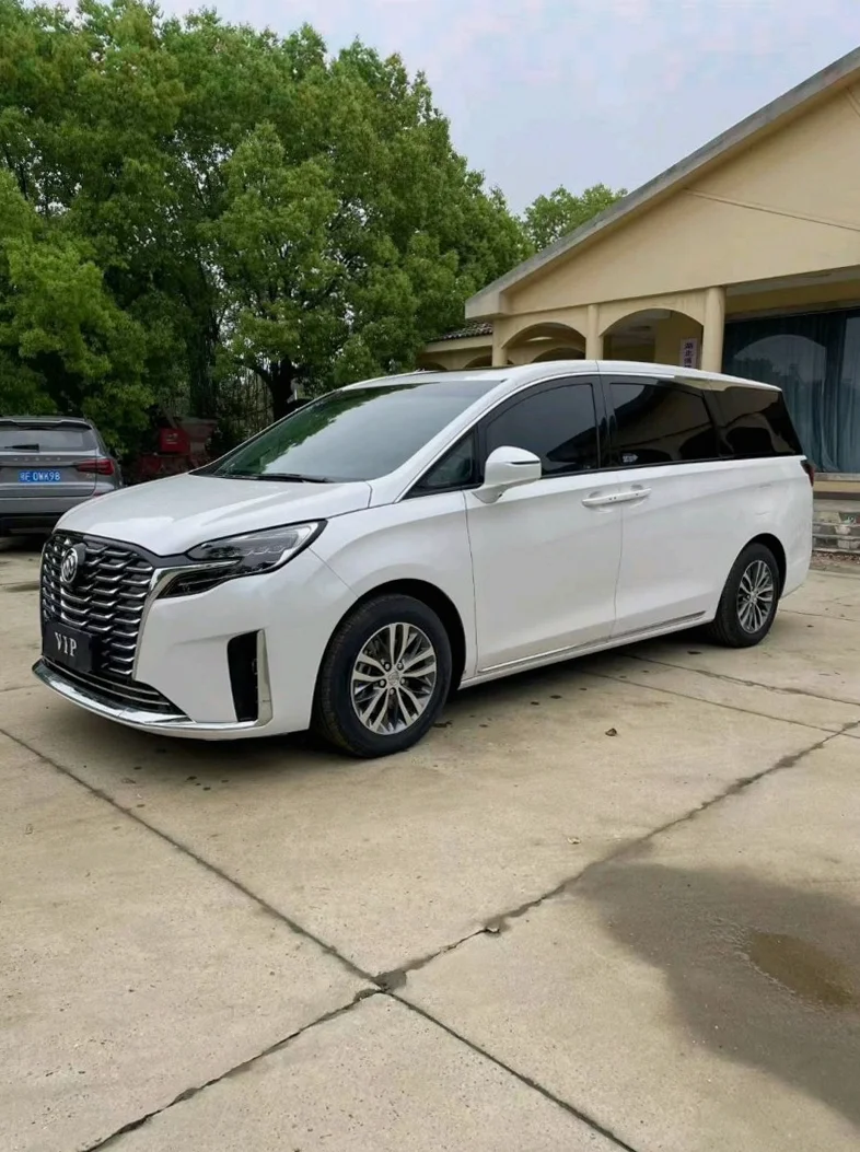 别克GL8 正面外观三