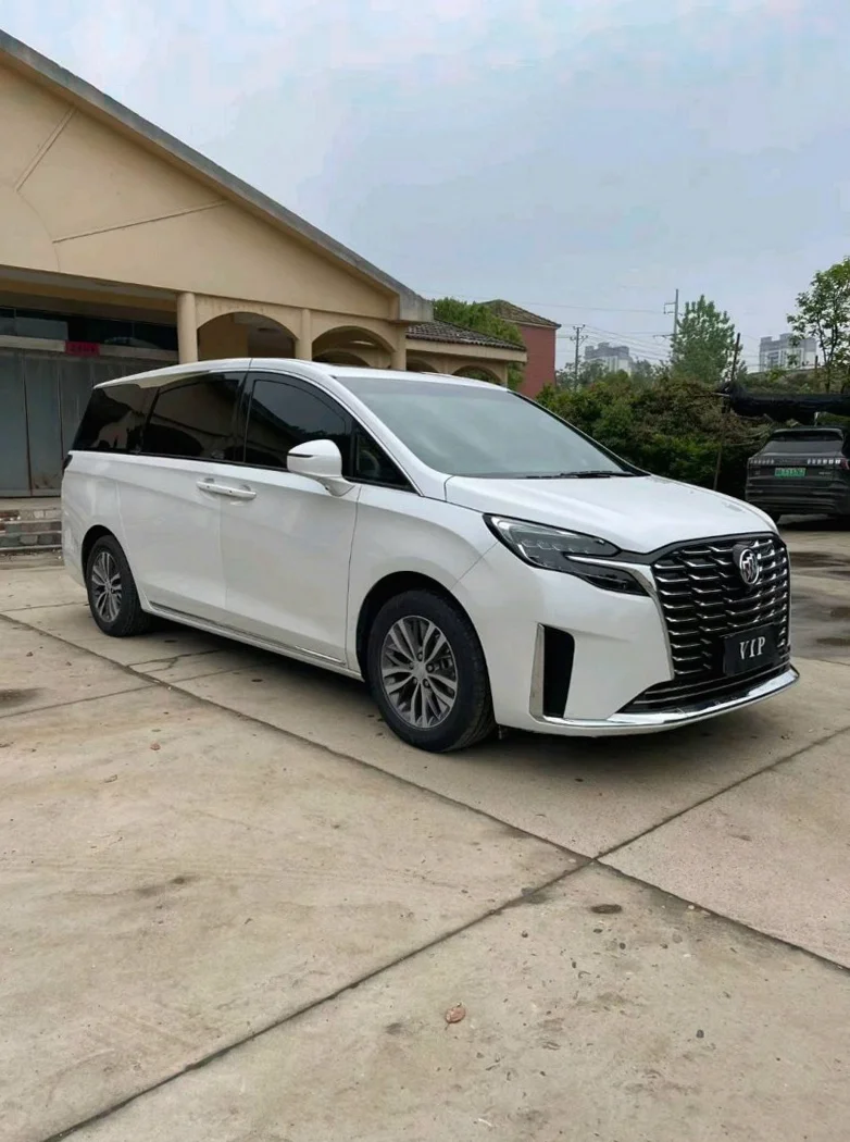 别克GL8 正面外观二