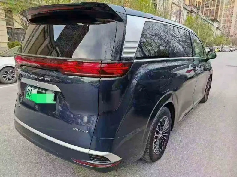 腾势D9 内饰前排