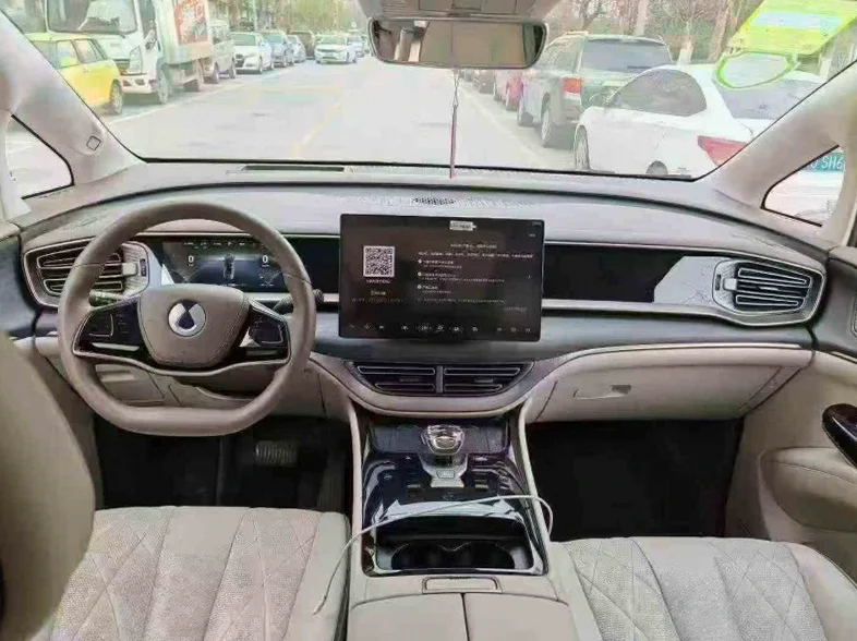 腾势D9 后面外观一