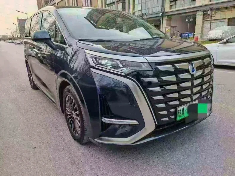 腾势D9 正面外观二