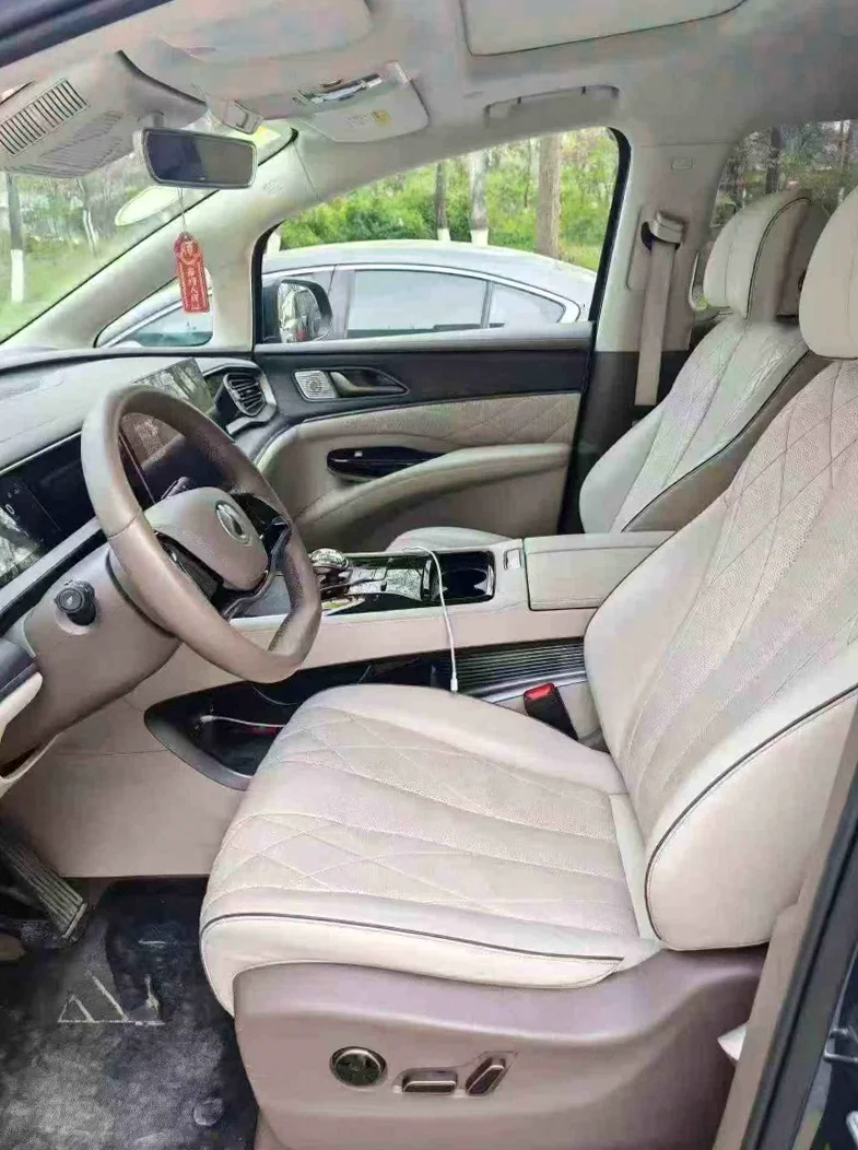 腾势D9 正面外观三