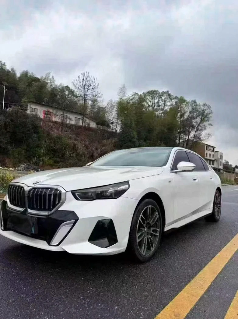 宝马5系 正面外观三