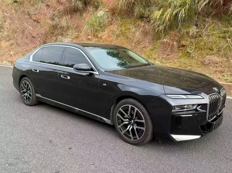 宝马7系 正面外观三